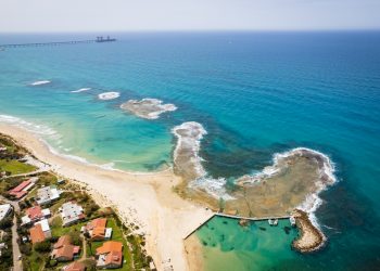 קרב עשירים: הויכוח בין קיסריה ושדות ים – הקיבוץ תובע את קרן קיסריה!