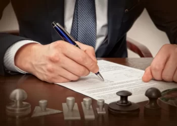 שאל עו״ד: כל הסיבות הנפוצות שבגללן ישראלים פונים לעורך דין מקרקעין! – ומהם המקרים בהם כדאי לפנות.