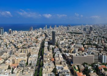 השקעה בנדל"ן: האם היא באמת הבחירה היציבה עבור תיק ההשקעות שלכם? – הבנת היתרונות והחסרונות של השקעה בנדל"ן כדי לקבל החלטה מושכלת.