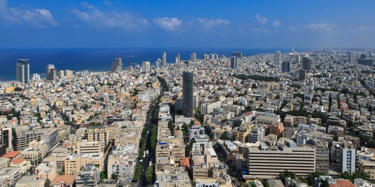 השקעה בנדל"ן: האם היא באמת הבחירה היציבה עבור תיק ההשקעות שלכם? – הבנת היתרונות והחסרונות של השקעה בנדל"ן כדי לקבל החלטה מושכלת.