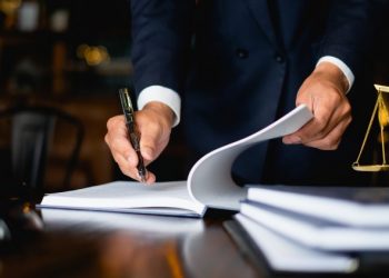 פרויקט פינוי-בינוי בתל אביב: פיצוי משמעותי בשל איחור במסירה! – בית המשפט דחה את טענות היזמיות וחייב אותן לפצות את התובע.