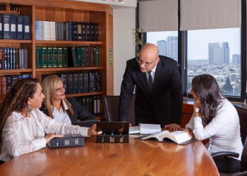 שילוב נדיר של ניסיון פיננסי ומשפטי. (צילום: משרד עו״ד גיא עזורה)