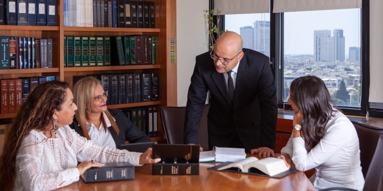 שילוב נדיר של ניסיון פיננסי ומשפטי. (צילום: משרד עו״ד גיא עזורה)