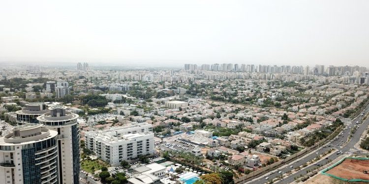 פתח תקווה: עיר שנראית ״סגורה״! – אבל מסתירה הזדמנויות השבחה למי שיודע לחפש.