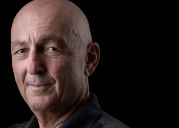 מניית אפריקה ישראל מגורים: יזמות נדל״ן למגורים עם מותג חזק! – ושינוי בעלות שעיצבו את החברה מחדש בבורסה.