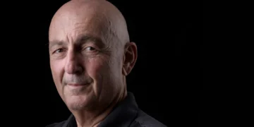 מניית אפריקה ישראל מגורים: יזמות נדל״ן למגורים עם מותג חזק! – ושינוי בעלות שעיצבו את החברה מחדש בבורסה.